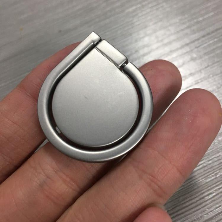 Eleganter, tropfenförmiger Handyring aus Metall, matt silber – kompakt und praktisch in zugeklappter Position auf der Hand