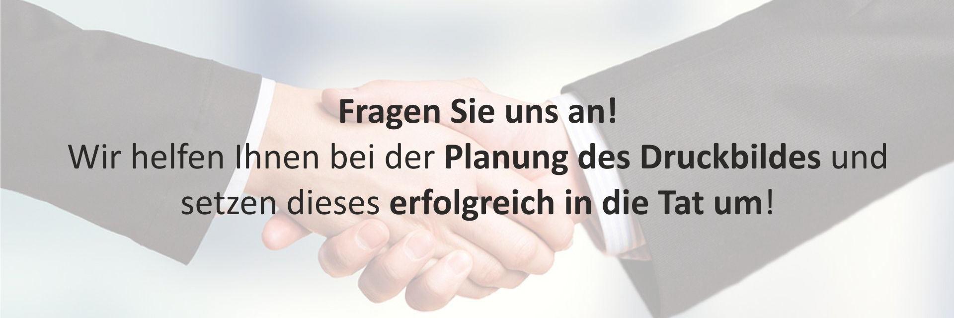 Zwei Menschen geben sich die Hand im Hintergrund, Text überlagert das Bild – Symbol für Zusammenarbeit und Kommunikation