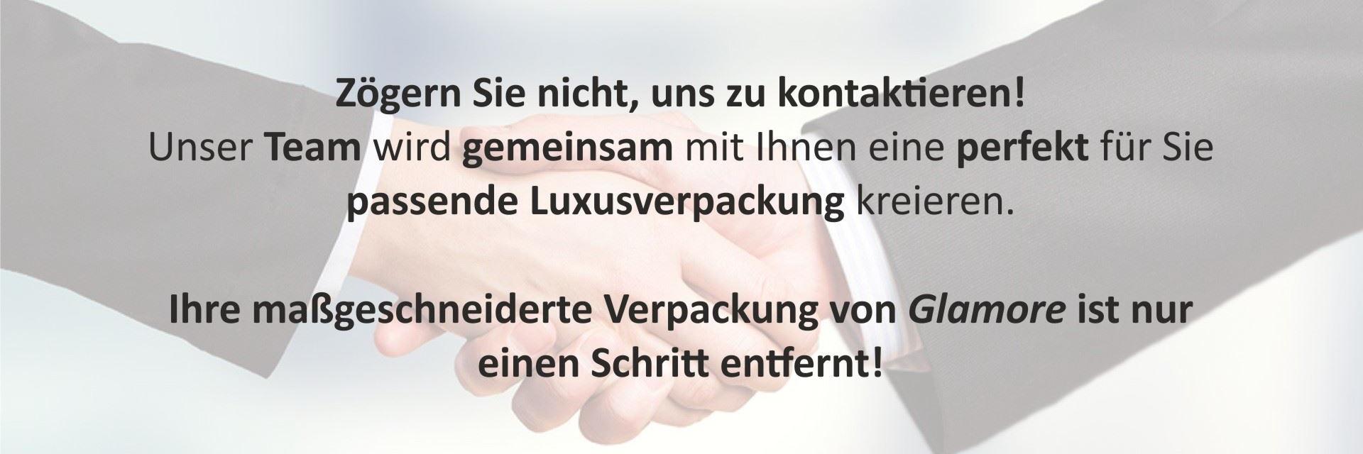 Zwei Menschen geben sich die Hand im Hintergrund, Text überlagert das Bild – Symbol für Zusammenarbeit und Kommunikation