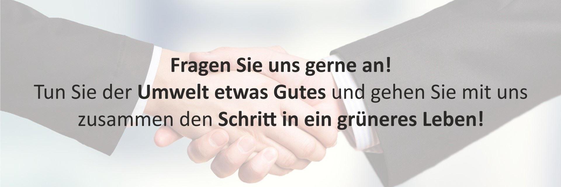 Zwei Menschen geben sich die Hand im Hintergrund, Text überlagert das Bild – Symbol für Zusammenarbeit und Kommunikation