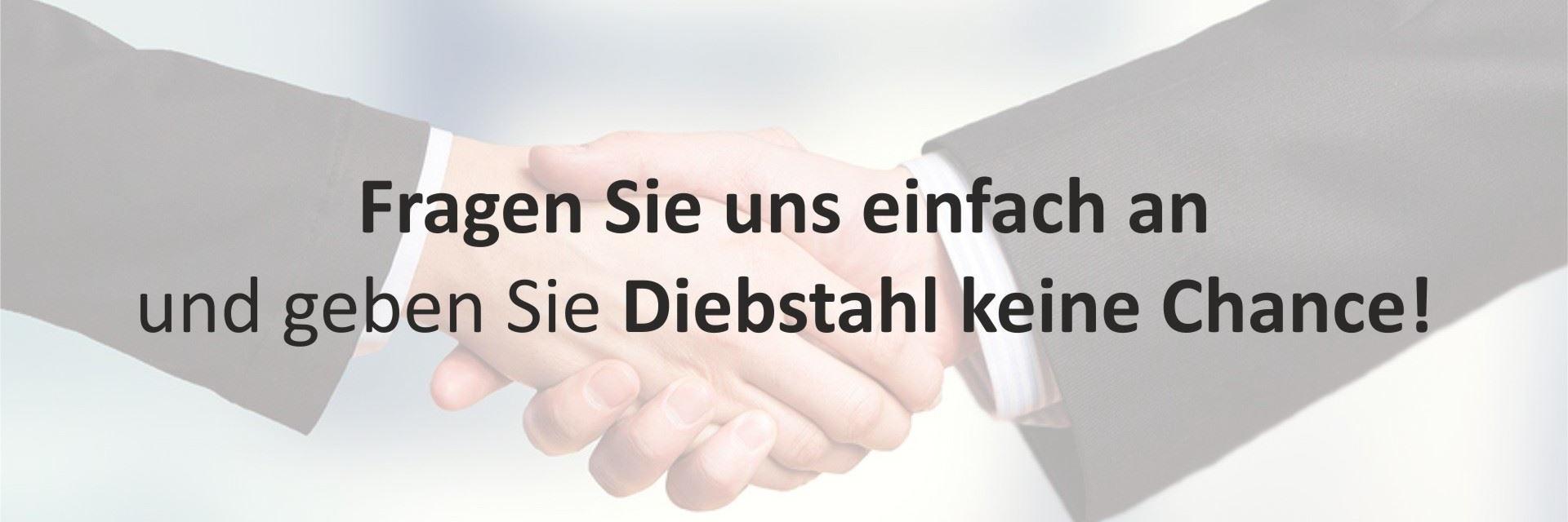 Zwei Menschen geben sich die Hand im Hintergrund, Text überlagert das Bild – Symbol für Zusammenarbeit und Kommunikation