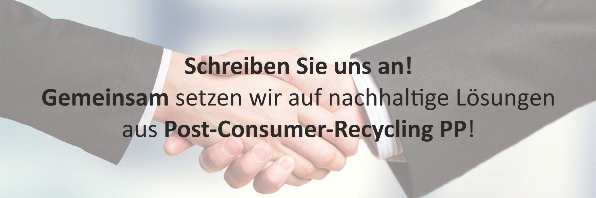 Zwei Menschen geben sich die Hand im Hintergrund, Text überlagert das Bild – Symbol für Zusammenarbeit und Kommunikation