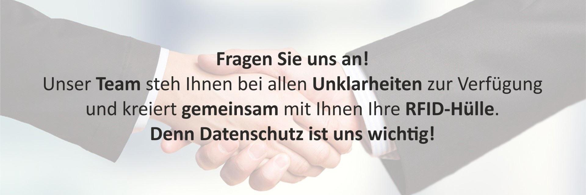 Zwei Menschen geben sich die Hand im Hintergrund, Text überlagert das Bild – Symbol für Zusammenarbeit und Kommunikation