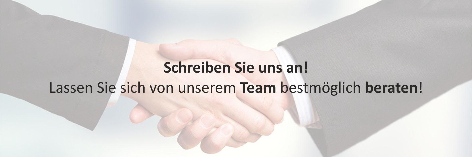 Zwei Menschen geben sich die Hand im Hintergrund, Text überlagert das Bild – Symbol für Zusammenarbeit und Kommunikation