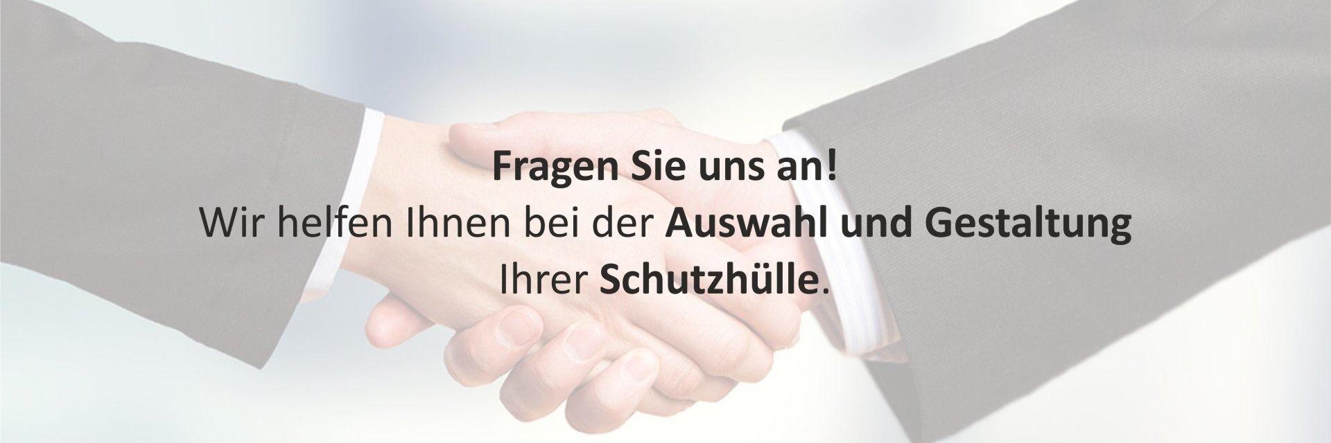Zwei Menschen geben sich die Hand im Hintergrund, Text überlagert das Bild – Symbol für Zusammenarbeit und Kommunikation