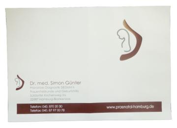 aufgeschlagene Mutterpasshülle aus weißer PVC-Weichfolie, mit Druck