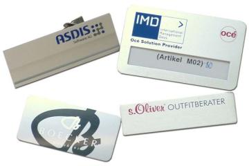 4 Namensschilder aus verschiedenen Materialien mit individuellem Druck